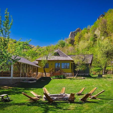 Alunis Retreat Hotel Exterior foto
