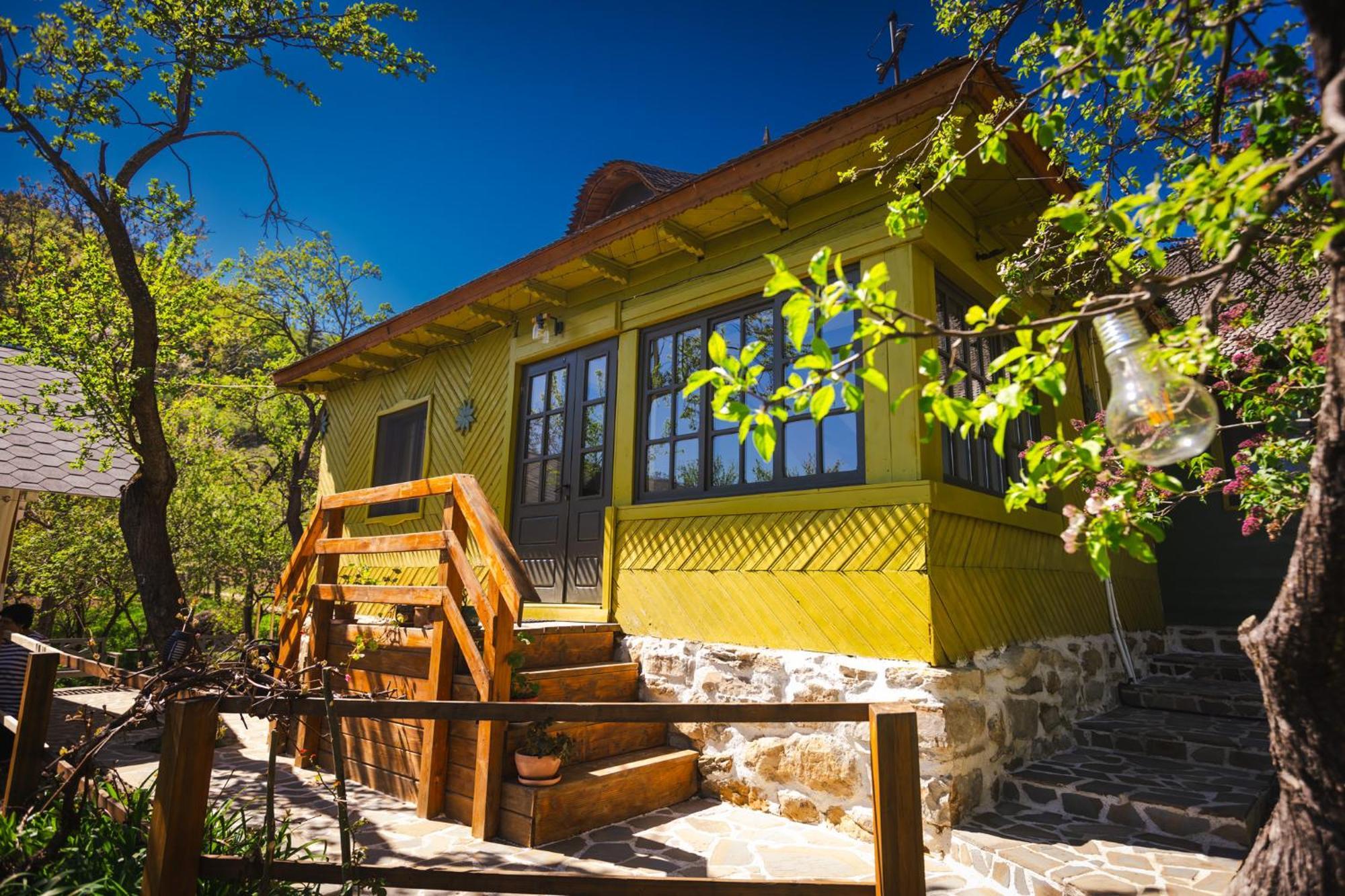 Alunis Retreat Hotel Exterior foto