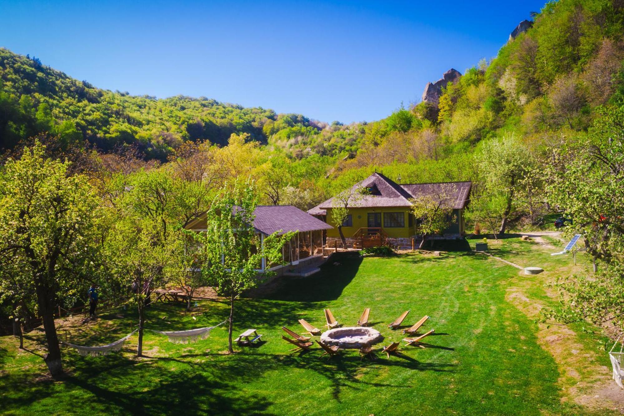 Alunis Retreat Hotel Exterior foto